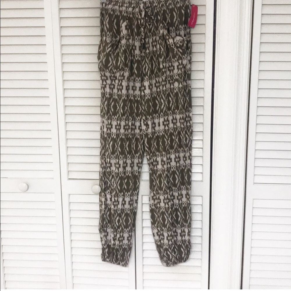 Xhilaration cropped leg pant